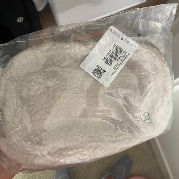 LAST ONE LEFT * Fleece* Everywhere Belt Bag Natural Ivory/Trench - Picture 2 of 2